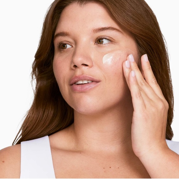 Clinique Dramatically Different Moisturizing Lotion: Very Dry to Dry Combination - Picture 6 of 12